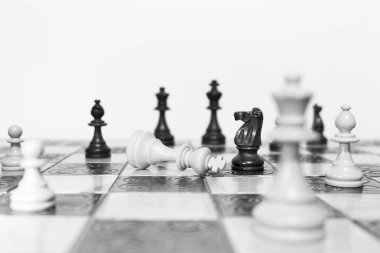 Satranç tahtasında fotoğraflanmış.