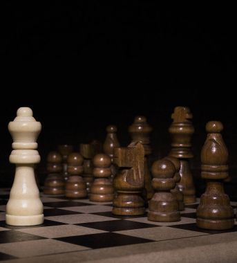 Satranç tahtasında fotoğraflanmış.