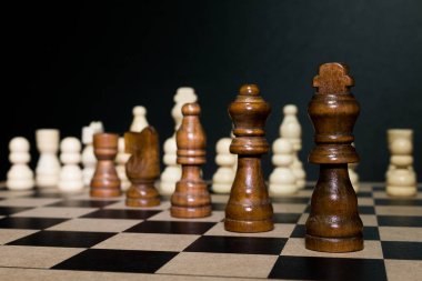 Satranç tahtasında fotoğraflanmış.