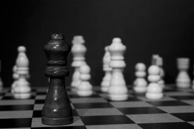 Satranç tahtasında fotoğraflanmış.