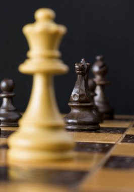 Satranç tahtasında fotoğraflanmış.