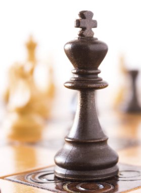 Satranç tahtasında fotoğraflanmış.