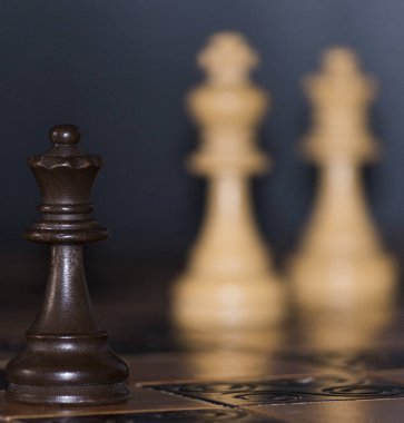 Satranç tahtasında fotoğraflanmış.