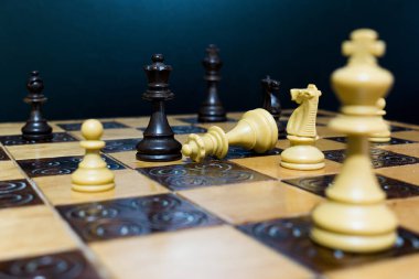 Satranç tahtasında fotoğraflanmış.