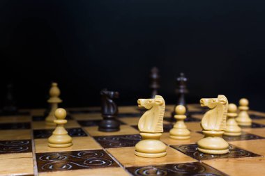 Satranç tahtasında fotoğraflanmış.