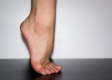 bir dansçı pozisyonda ayakları