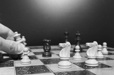 Satranç tahtasında fotoğraflanmış.