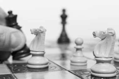 Satranç tahtasında fotoğraflanmış.