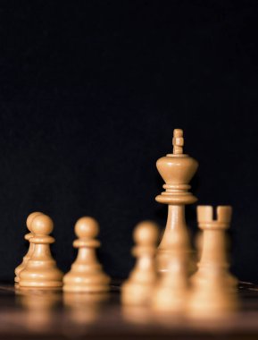 Satranç tahtasında fotoğraflanmış.