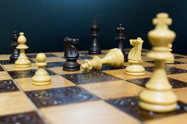 Satranç tahtasında fotoğraflanmış.