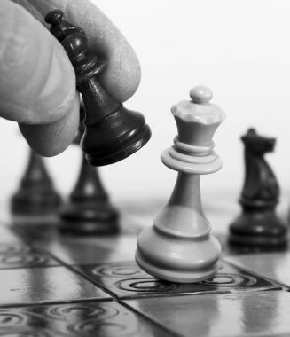 Satranç tahtasında fotoğraflanmış.