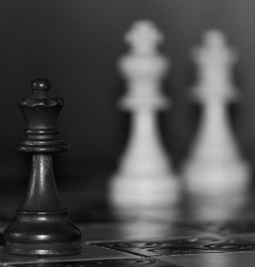 Satranç tahtasında fotoğraflanmış.