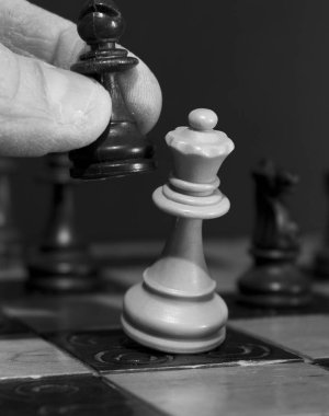 Satranç tahtasında fotoğraflanmış.