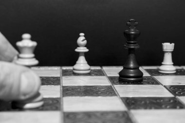 Satranç tahtasında fotoğraflanmış.