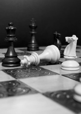 Satranç tahtasında fotoğraflanmış.