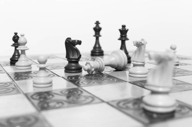 Satranç tahtasında fotoğraflanmış.