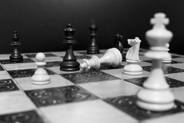 Satranç tahtasında fotoğraflanmış.