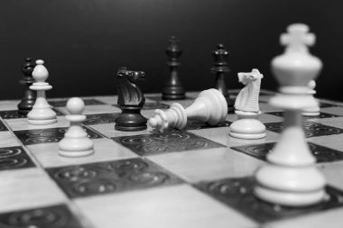 Satranç tahtasında fotoğraflanmış.