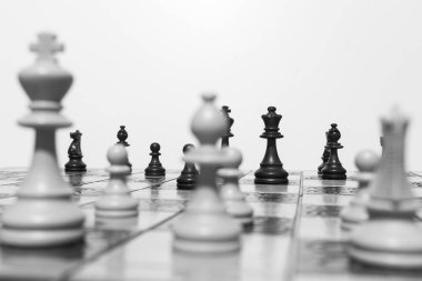 Satranç tahtasında fotoğraflanmış.