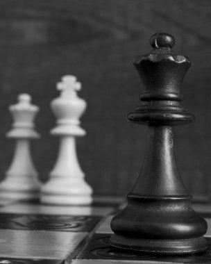 Satranç tahtasında fotoğraflanmış.