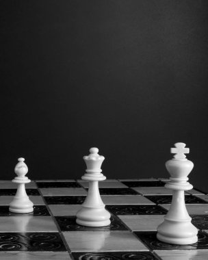 Satranç tahtasında fotoğraflanmış.