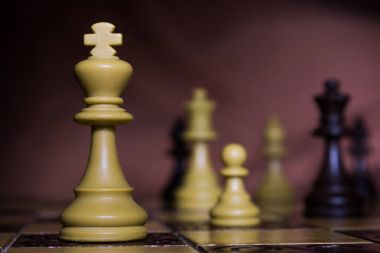 Satranç tahtasında fotoğraflanmış.