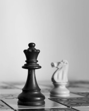 Satranç tahtasında fotoğraflanmış.