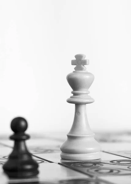 Satranç tahtasında fotoğraflanmış.