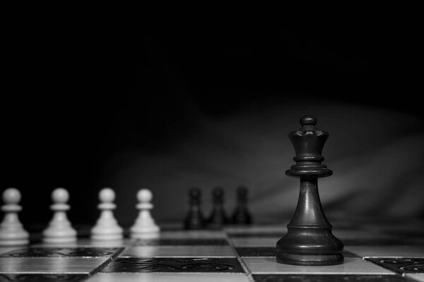 шахматы, сфотографированные на шахматной доске