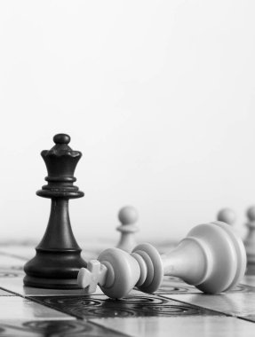 Satranç tahtasında fotoğraflanmış.