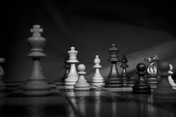 шахматы, сфотографированные на шахматной доске