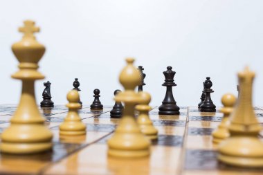 Satranç tahtasında fotoğraflanmış.