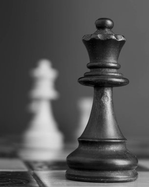 Satranç tahtasında fotoğraflanmış.