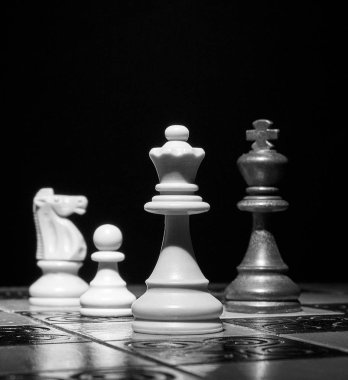 Satranç tahtasında fotoğraflanmış.