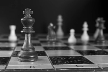 Satranç tahtasında fotoğraflanmış.