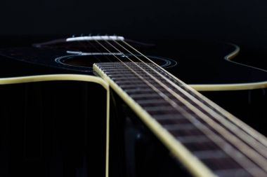 Siyah arkaplanda akustik gitar