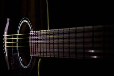 Siyah arkaplanda akustik gitar