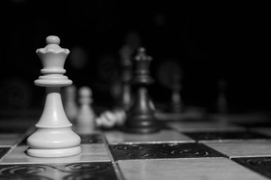 Satranç tahtasında fotoğraflanmış.