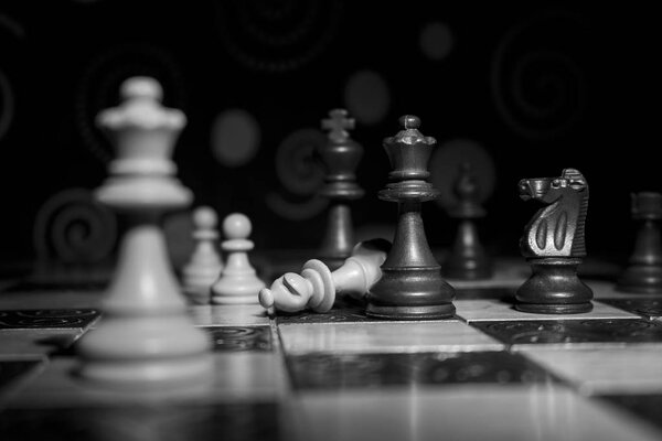 шахматы, сфотографированные на шахматной доске