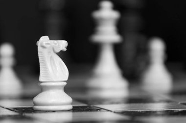 Satranç tahtasında fotoğraflanmış.