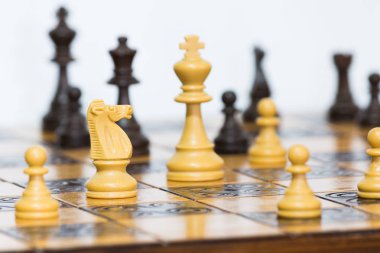 Satranç tahtasında fotoğraflanmış.