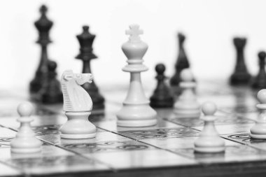 Satranç tahtasında fotoğraflanmış.