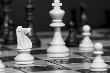 Satranç tahtasında fotoğraflanmış.