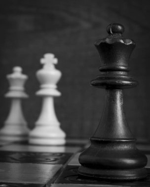 Satranç tahtasında fotoğraflanmış.