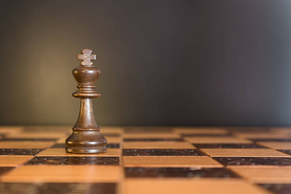 шахматы, сфотографированные на шахматной доске