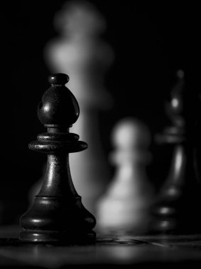 Satranç tahtasında fotoğraflanmış.