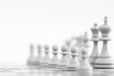 Satranç tahtasında fotoğraflanmış.