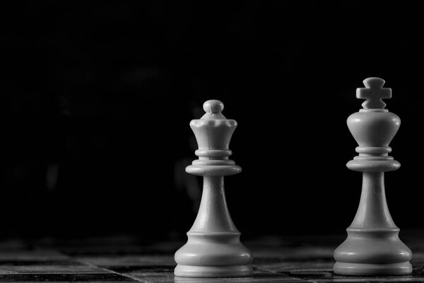 шахматы, сфотографированные на шахматной доске