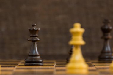 Satranç tahtasında fotoğraflanmış.