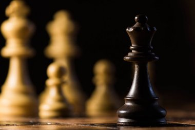 Satranç tahtasında fotoğraflanmış.